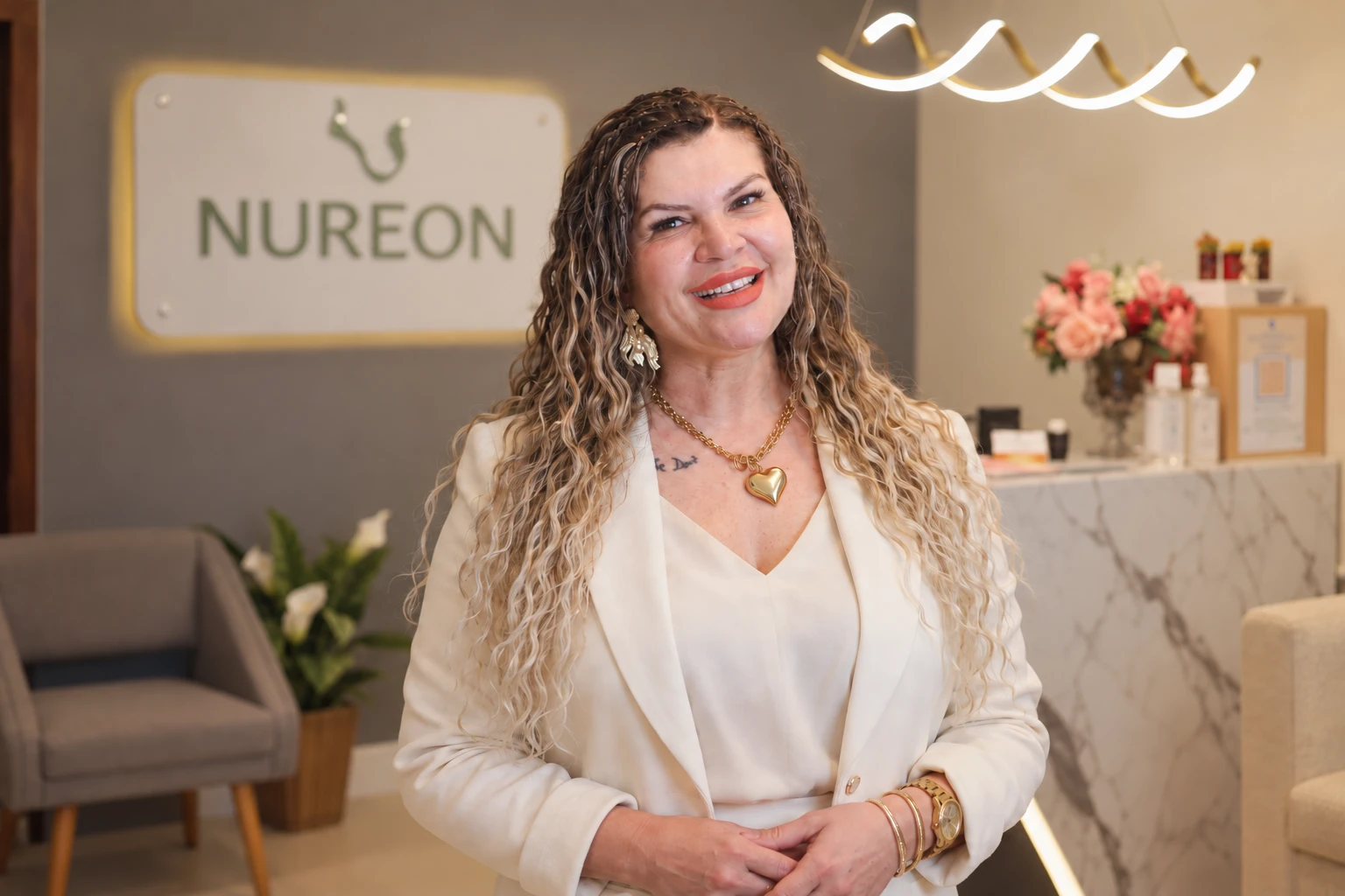 Dra. Rouse Any na recepção da Clínica Nureon