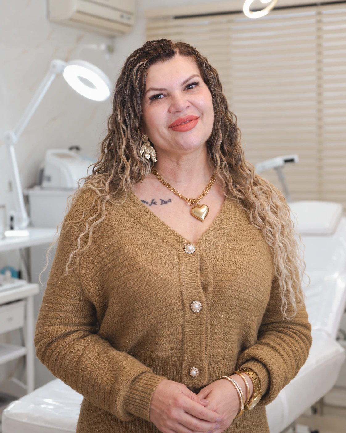 Dra. Rouse Any na sala da clínica
